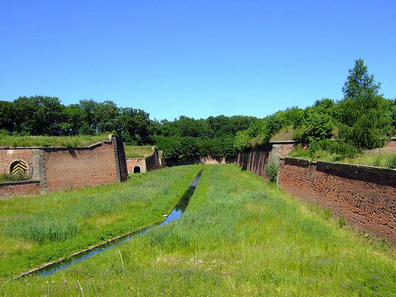 800px-Terezin_CZ_main_moat_next_to_Litomerice_Gate_Ater1.jpg