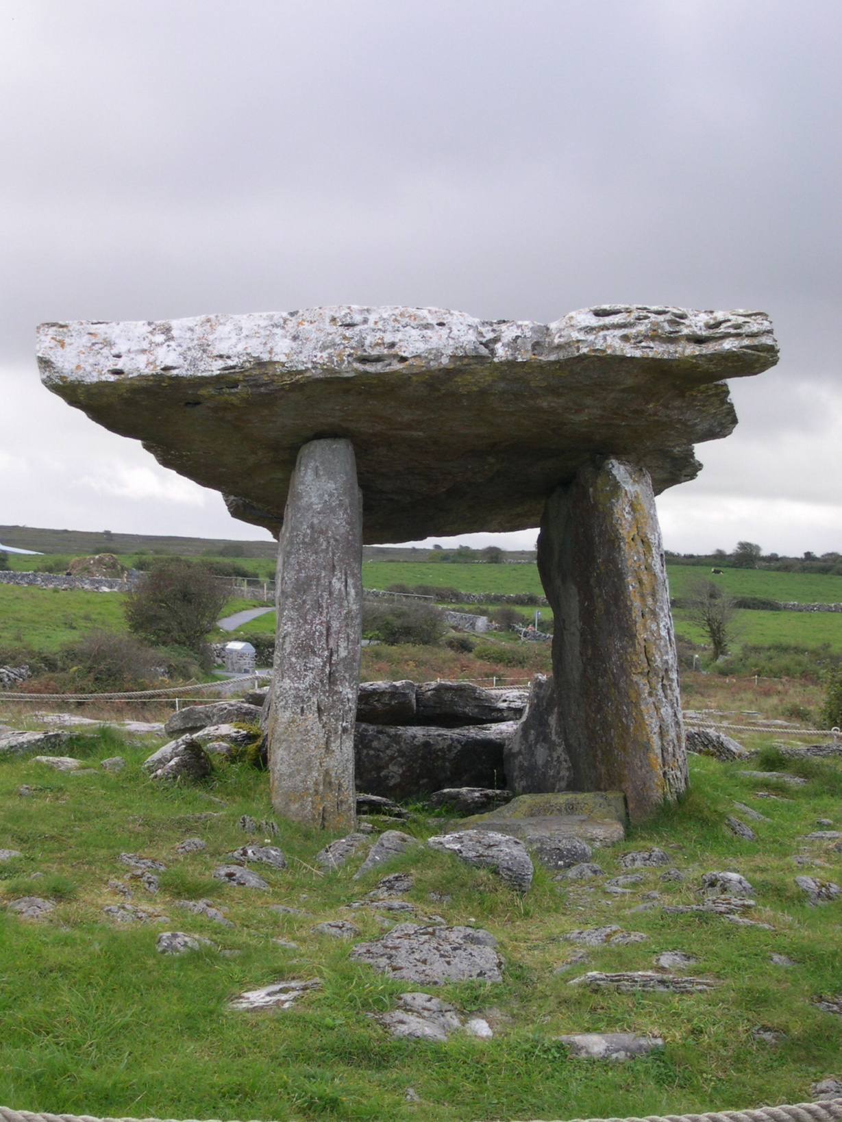 150-poulnabrone-dolmen-irsko.jpg