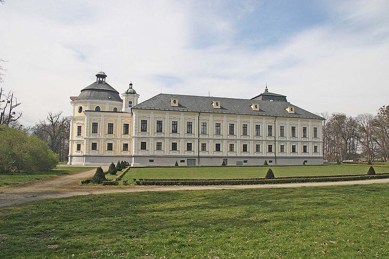 800px-Zámek_Kravaře3.jpg